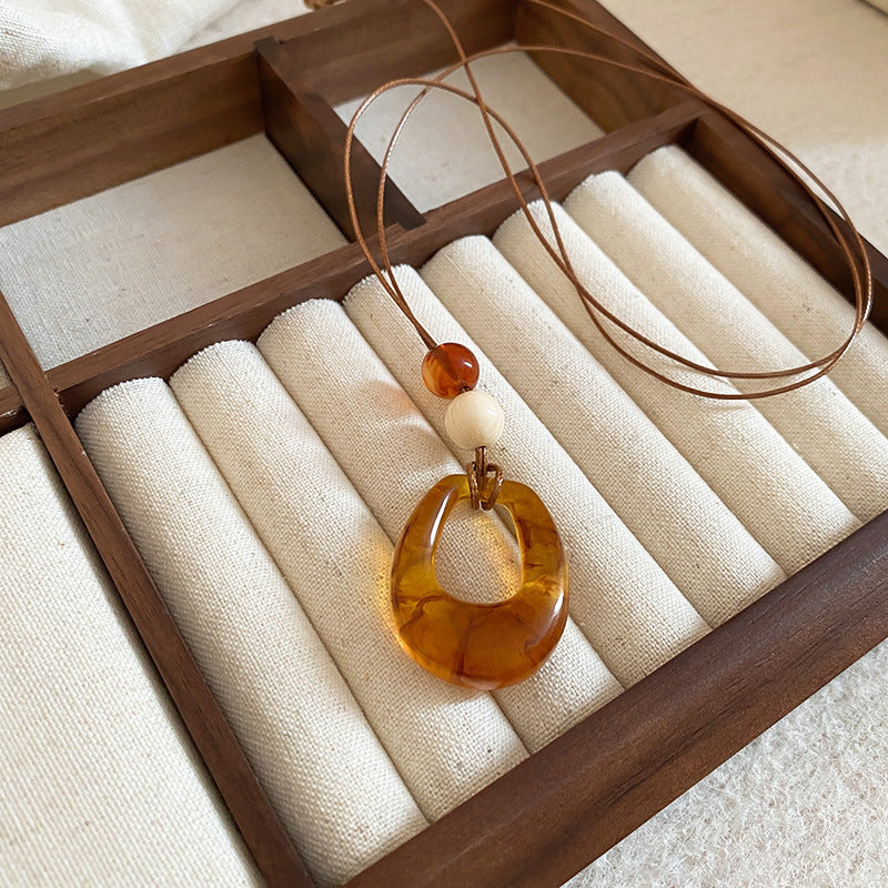 Collana con ciondolo geometrico in acrilico stile retrò da donna con charm in lega, fatta a mano, catena a strati alla moda minimalista