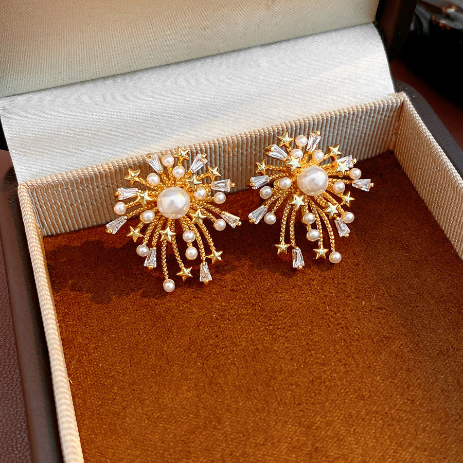 Pendientes de tuerca de aleación con forma de flor de lujo estilo retro de Hong Kong con acabado esmaltado y postes de acero inoxidable para mujer