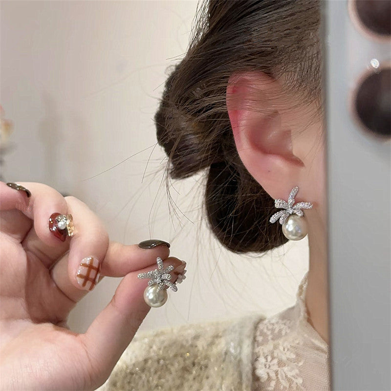 Orecchini a perno floreali vintage eleganti con intarsio di zirconi per donne