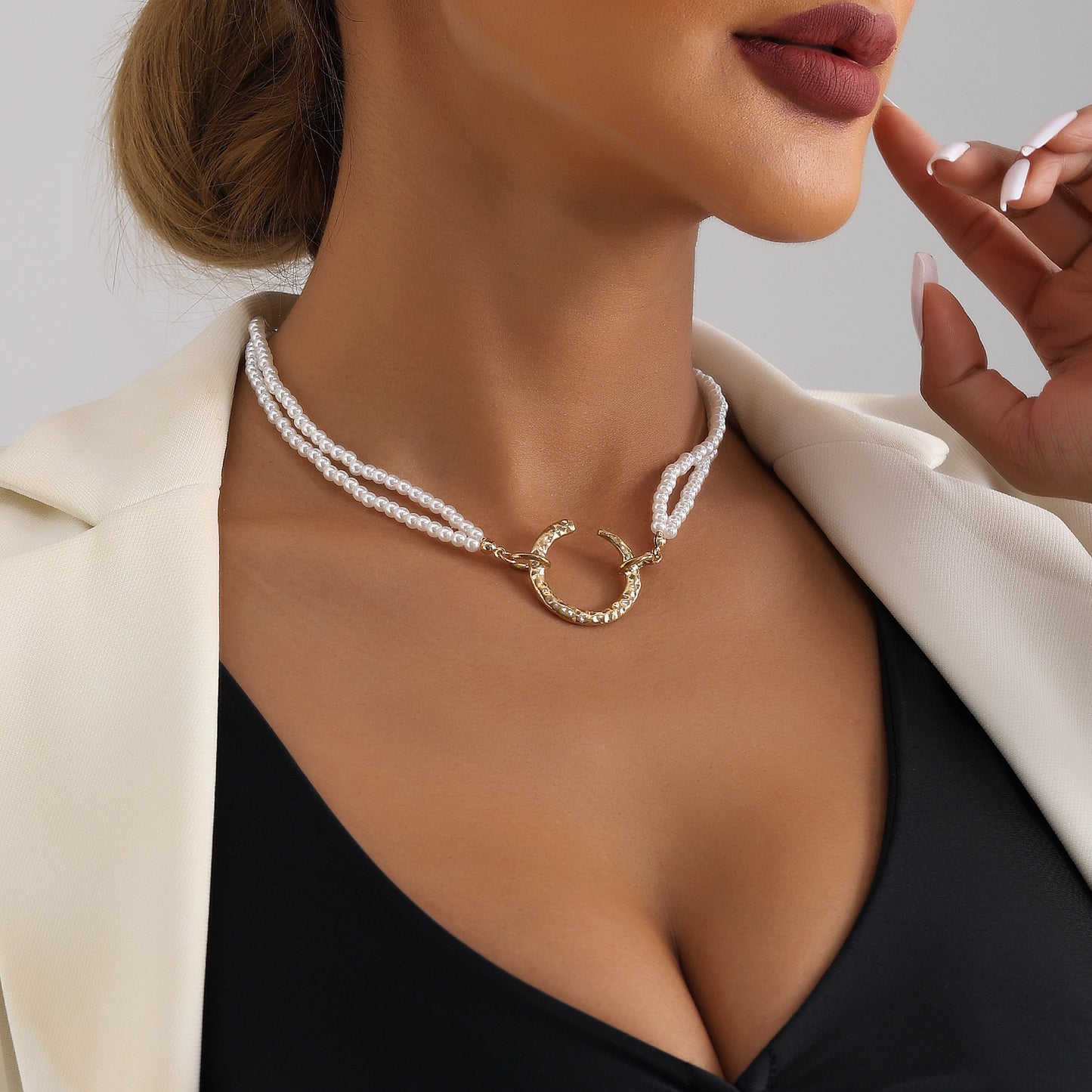 Minimalist Crescent Moon Pendant Necklace for Women with Alloy Chain and Electroplated Finish