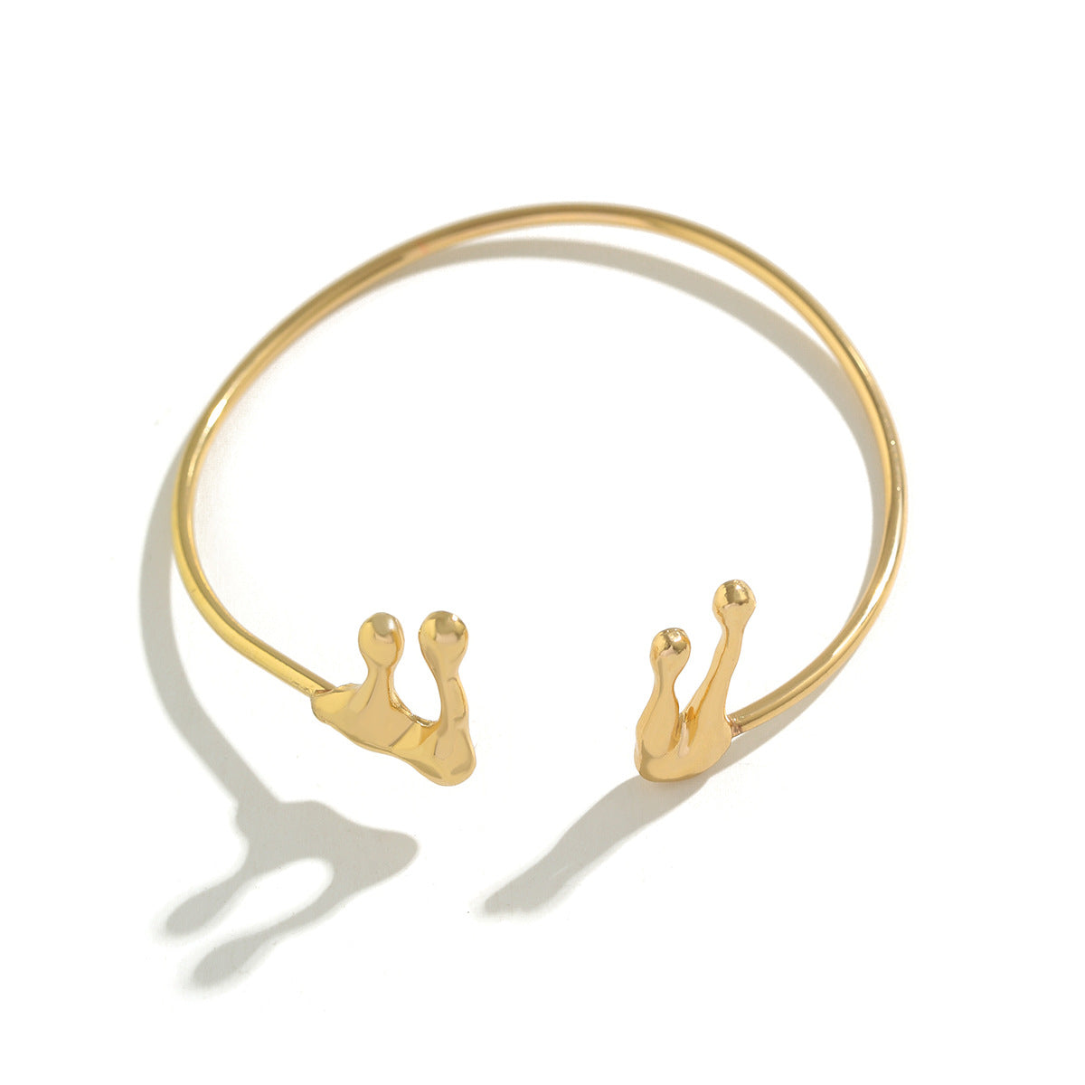 Bracciale rigido in metallo a forma di goccia d'acqua liquida con catena a braccio aperto in roccia lavica minimalista da donna in lega di zinco con trama asimmetrica e irregolare