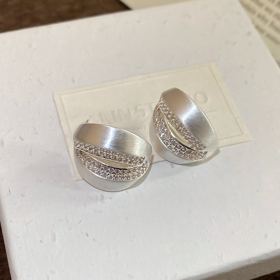 Orecchini a perno da donna minimalisti a forma di C geometrica in metallo spazzolato 18K con zirconi cubici