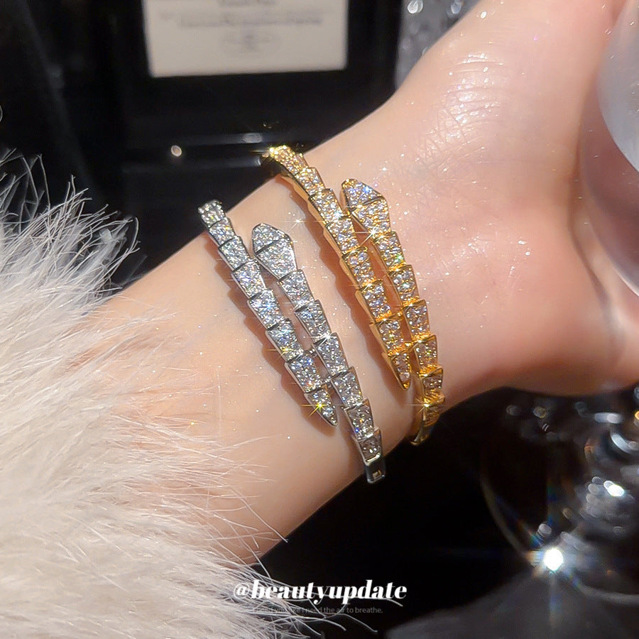 Bracciale da donna di lusso vintage placcato oro 18 carati con fibbia trapezoidale e intarsio in zirconi