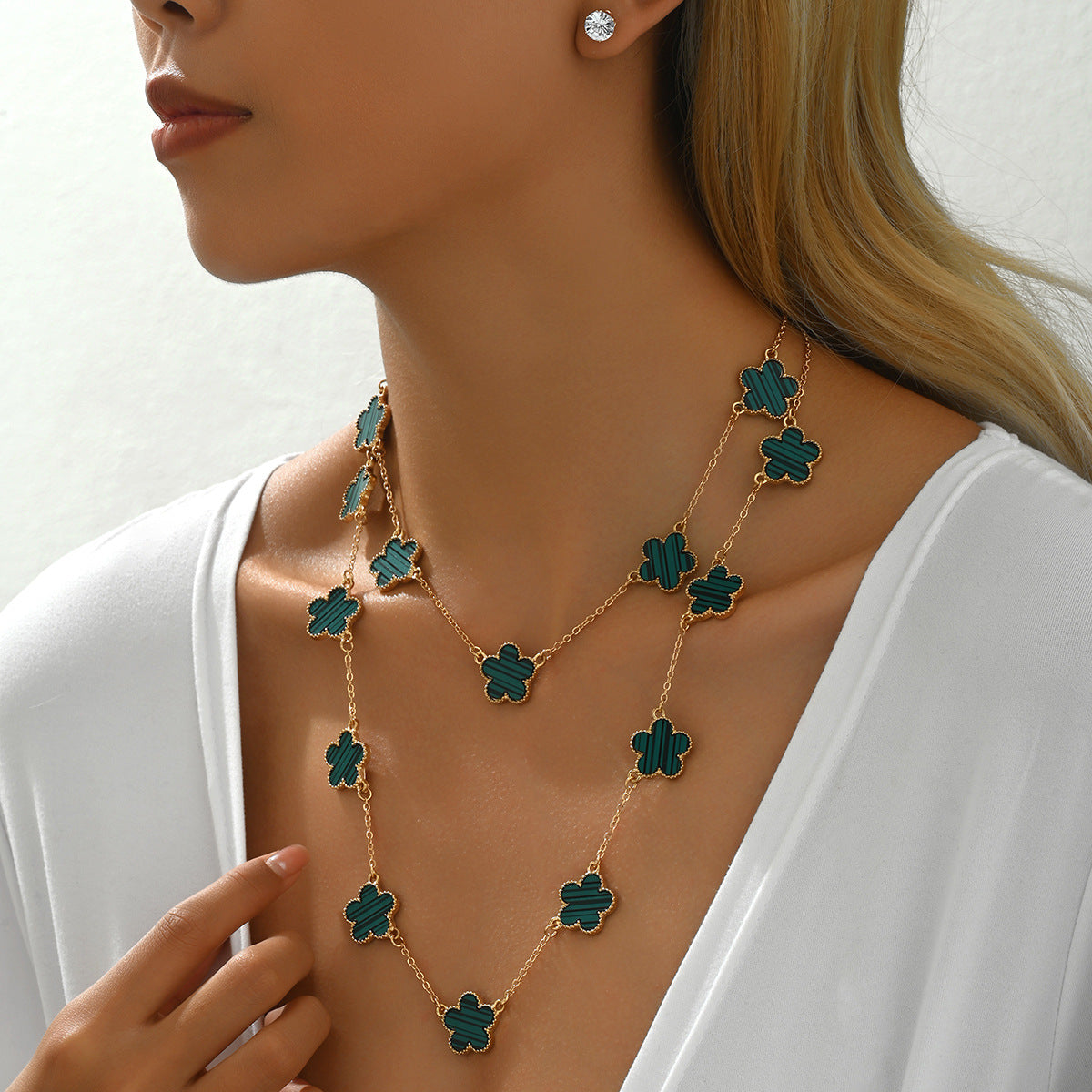Set di collane con ciondolo in lega floreale minimalista con design a fiore di prugno e intarsi in strass per donna