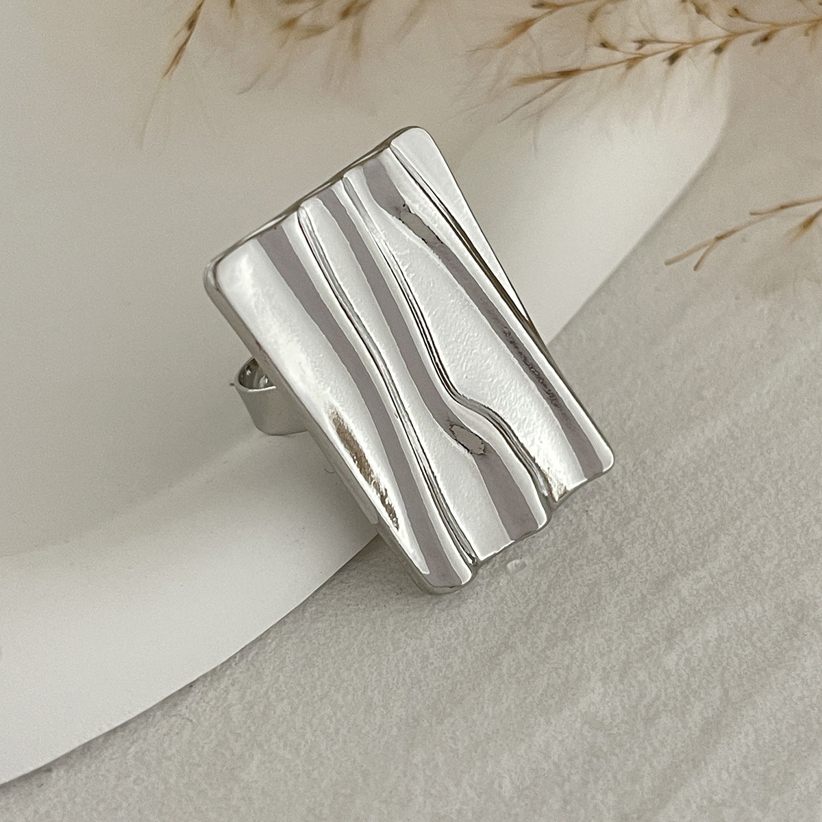 Anello da donna minimalista geometrico testurizzato in lega con design floreale e finitura martellata