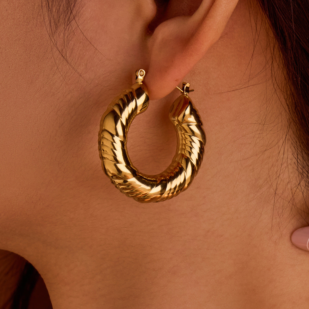 Pendientes de tuerca geométricos huecos de acero inoxidable vintage con acabado chapado para mujer