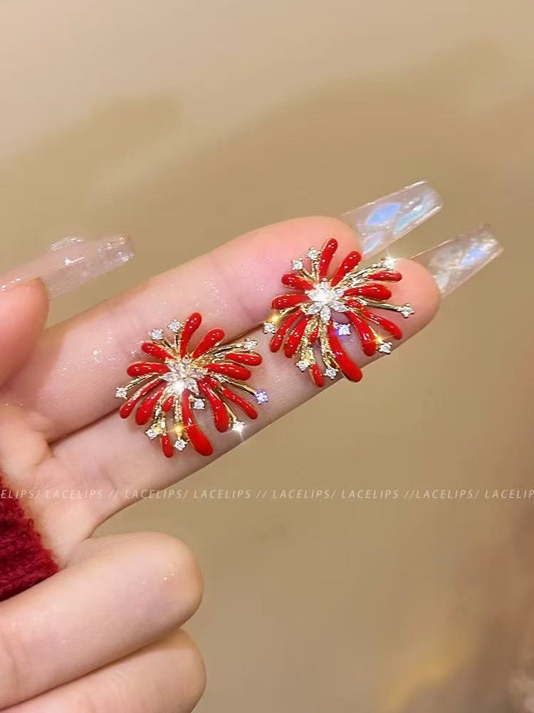 Pendientes de tuerca de aleación con forma de flor de lujo estilo retro de Hong Kong con acabado esmaltado y postes de acero inoxidable para mujer