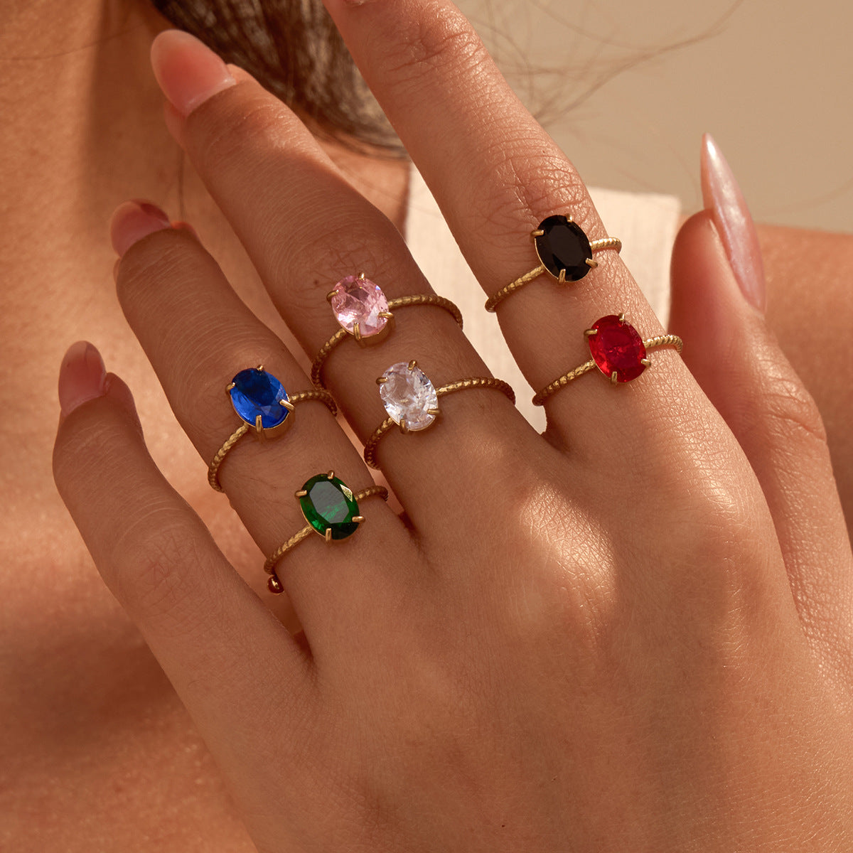 Anillo minimalista ovalado de circonita de acero inoxidable con acabado chapado para mujer, elegante para uso diario