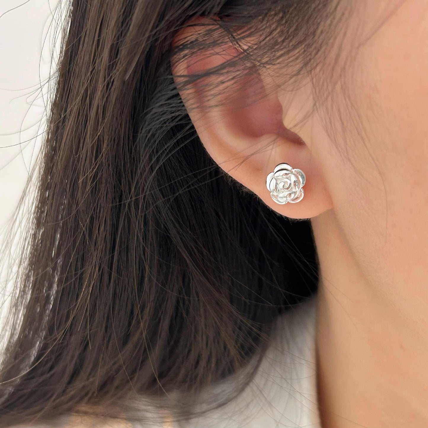 Orecchini a perno minimalisti floreali in argento 925 con placcatura in oro per donna