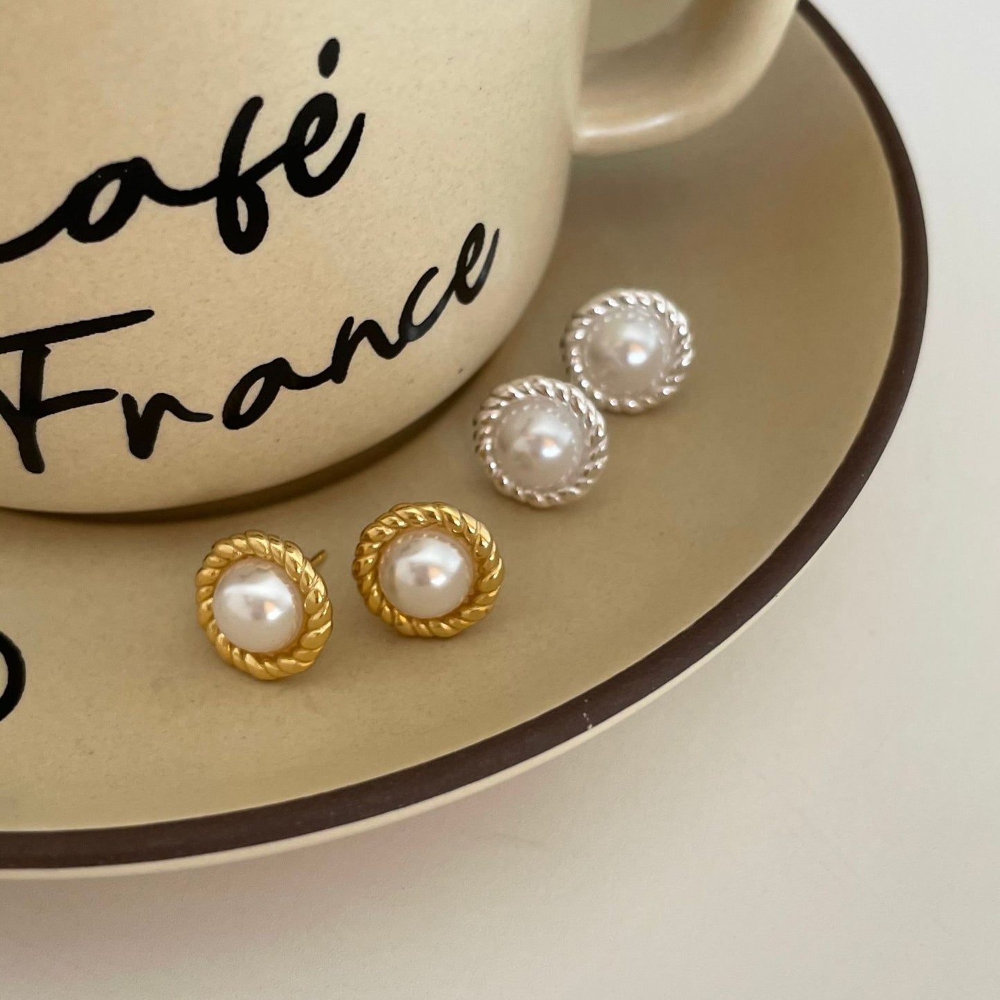 Sweet Fresh Style Teardrop-Shaped 925 Sterling Silver Pearl Stud Earrings with Pearl Inlay