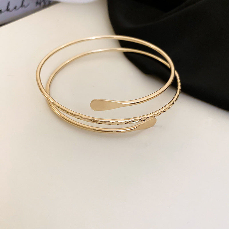 Pulsera Cóncava Irregular Minimalista para Mujer en Aleación de Latón con Acabado Galvánico