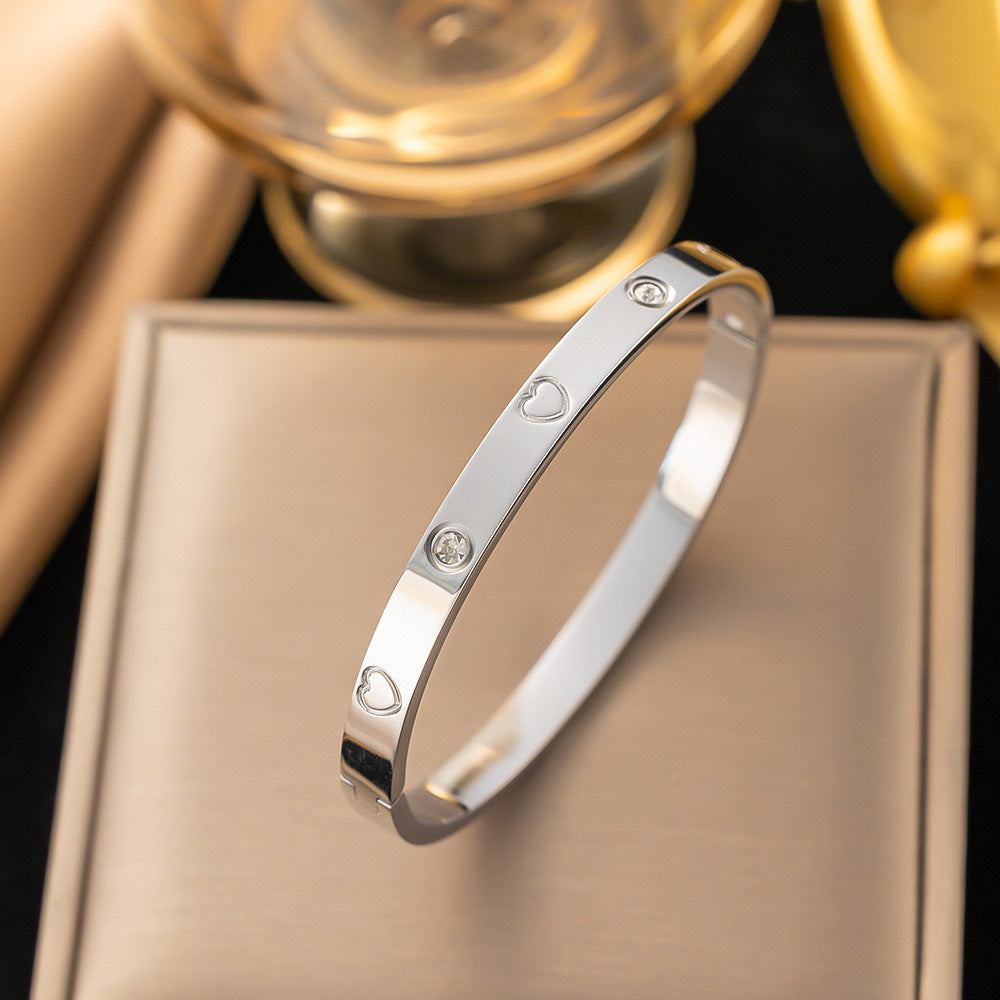Bracciale alla moda in acciaio al titanio a forma di cuore con intarsi in strass e finitura galvanizzata da donna