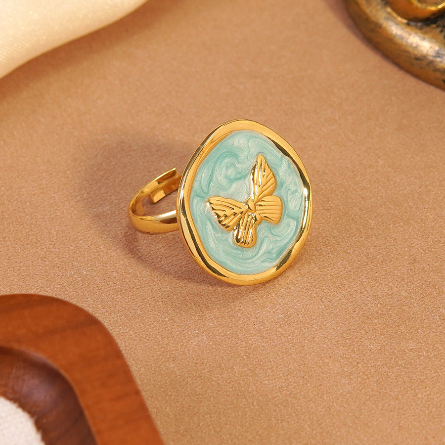 Anello Tondo in Acciaio Inossidabile con Farfalla Geometrica e Goccia Dolce