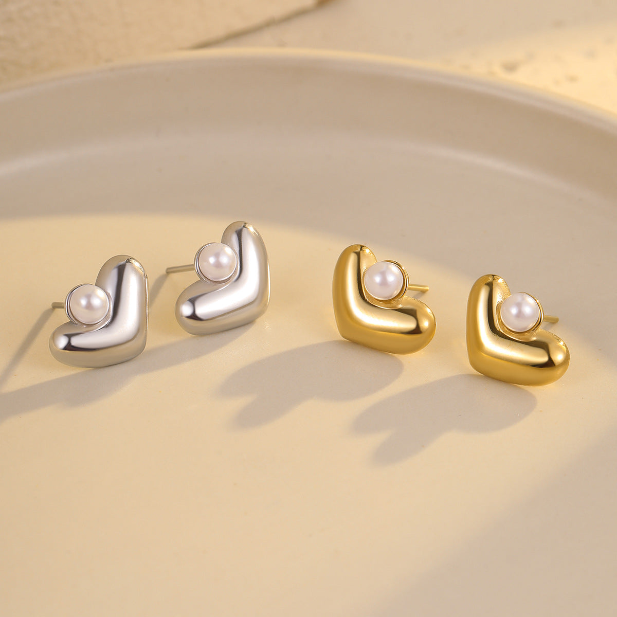 Orecchini a perno eleganti in acciaio inossidabile a forma di cuore geometrico con accenti di perle e placcatura in oro 18 carati