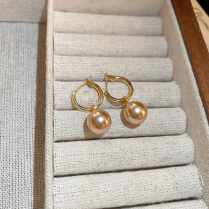 Elegantes pendientes florales de perlas con postes de plata chapados en oro para mujer