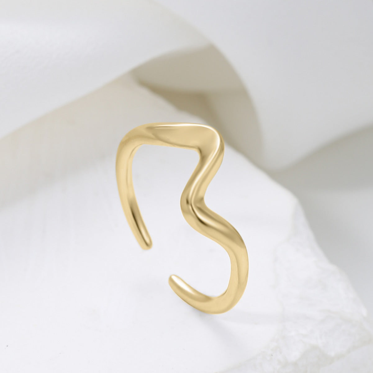 Anillo minimalista de acero de titanio geométrico de línea ondulada para mujer con acabado galvanizado y diseño de contorno irregular