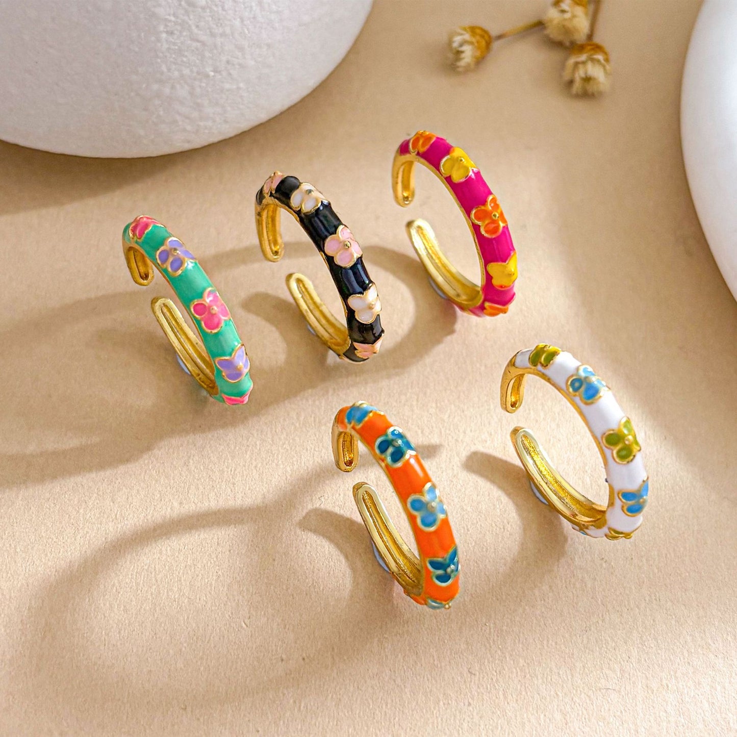 Anello aperto regolabile da donna placcato oro in ottone con fiore minimalista