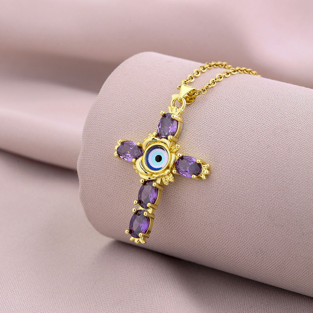 Collana pendente a croce minimalista da donna in rame con placcatura in oro e cristalli di zircone colorati su catena piatta a croce