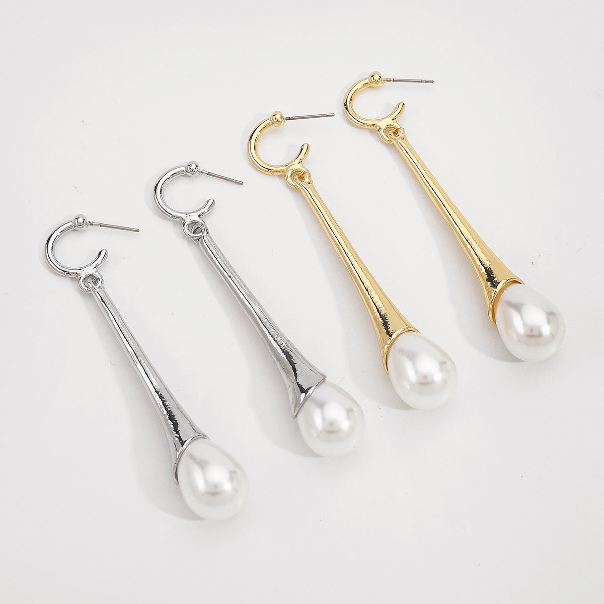 Orecchini pendenti da donna alla moda con perle geometriche in lega e finitura placcata con linee che ricordano gli strass