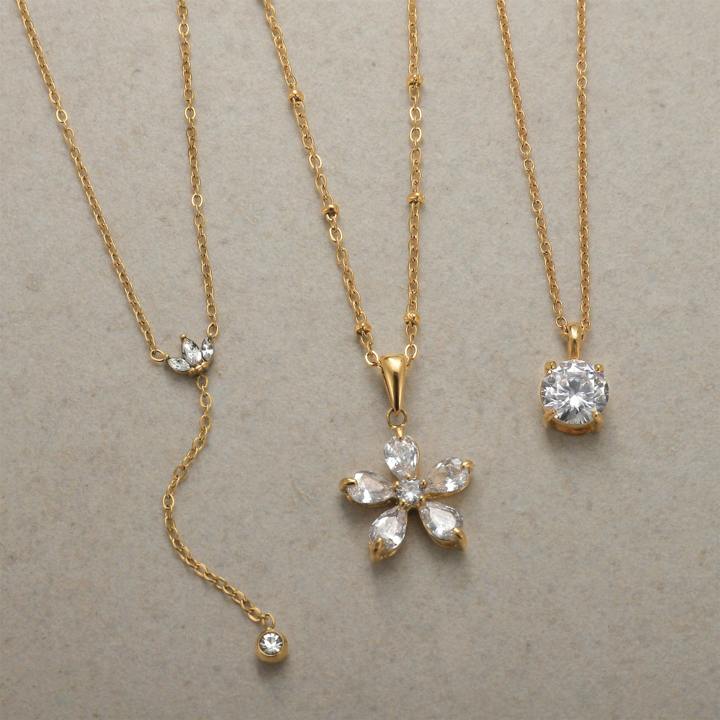 Collar floral geométrico de titanio chapado para mujer con detalles de pedrería, cadena de clavícula ligera, joyería de acero inoxidable
