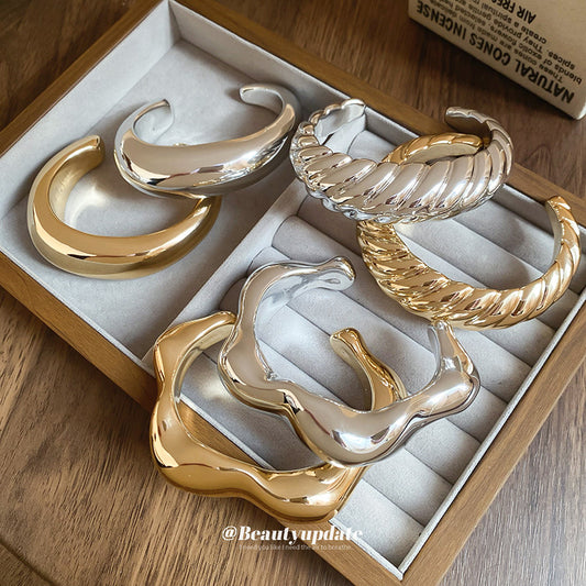 Bracciale rigido in acrilico fatto a mano da donna con design aperto irregolare, bracciale alla moda dalla forma circolare geometrica per l'ufficio e l'eleganza quotidiana