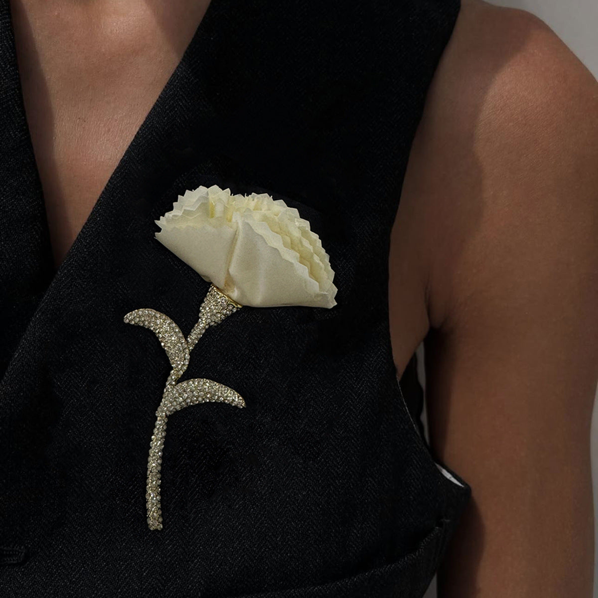 Broche floral vintage llamativo para mujer de aleación con incrustaciones de diamantes de imitación, accesorio de moda adecuado para la oficina