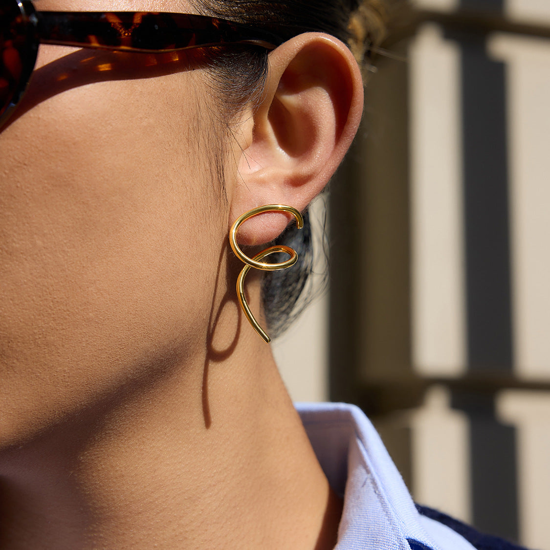 Orecchini a perno da donna in acciaio al titanio, stile linea geometrica, con placcatura in oro PVD sottovuoto, perni ipoallergenici in acciaio inossidabile
