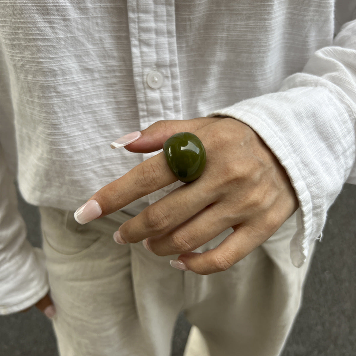 Anello da donna in resina geometrico minimalista con effetto marmorizzato e finitura epossidica lucida
