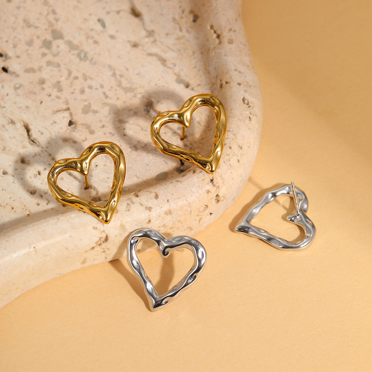 Pendientes de tuerca de corazón hueco de acero de titanio de moda minimalista con baño de oro de 18 quilates para mujer