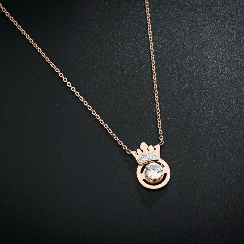 Collana pendente geometrica a forma di corona di lusso in acciaio al titanio con finitura placcata da donna