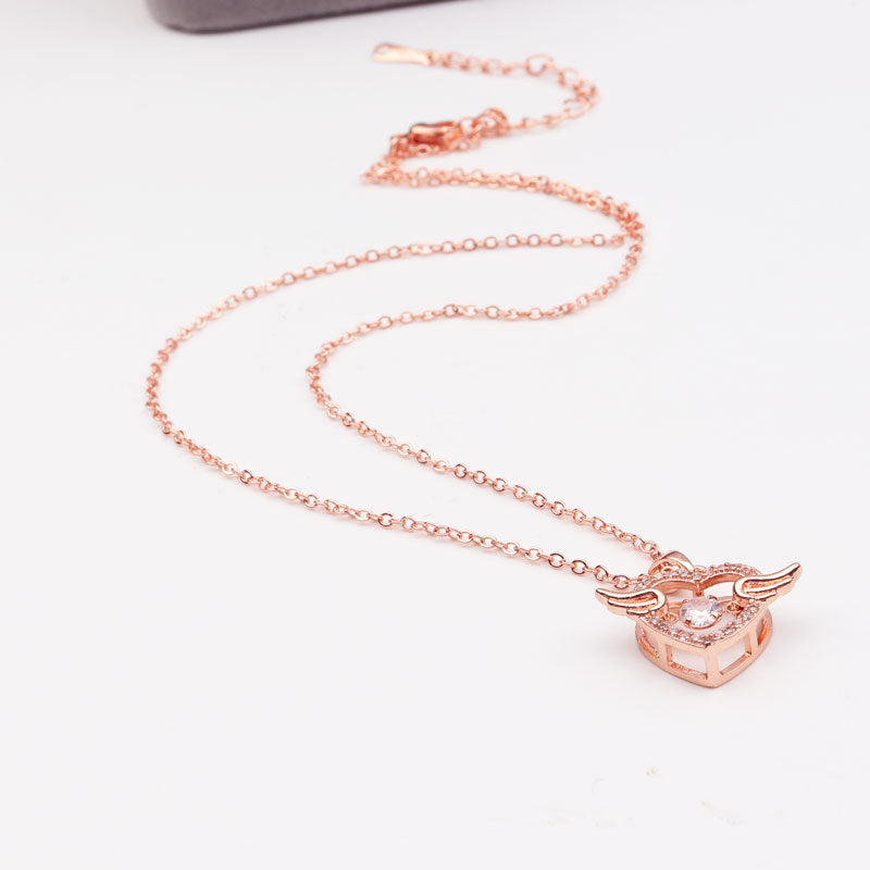 Affascinante Collana con Ciondolo a Cuore d'Angelo da Donna in Acciaio al Titanio con Intarsio di Strass su Catena a O Design Elegante Minimalista