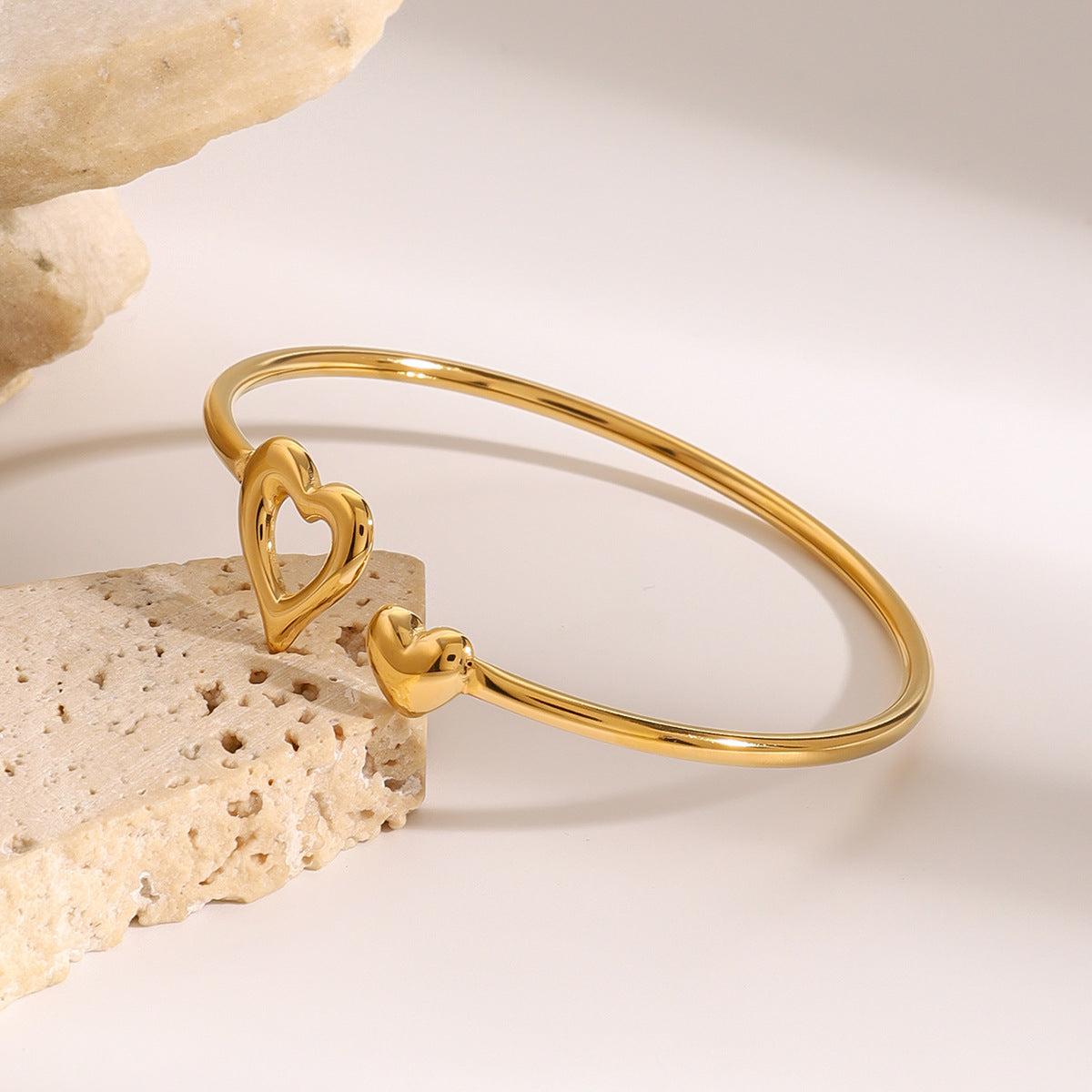 Bracciale Minimalista a Cuore in Acciaio Inox con Finitura Placcata per Donna
