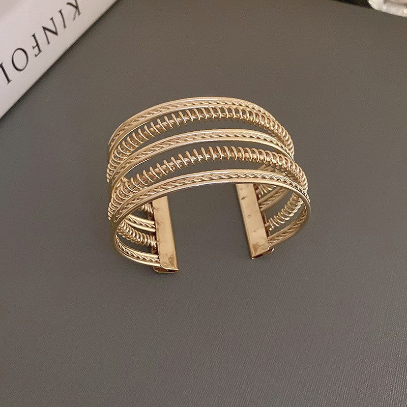Pulsera Cóncava Irregular Minimalista para Mujer en Aleación de Latón con Acabado Galvánico