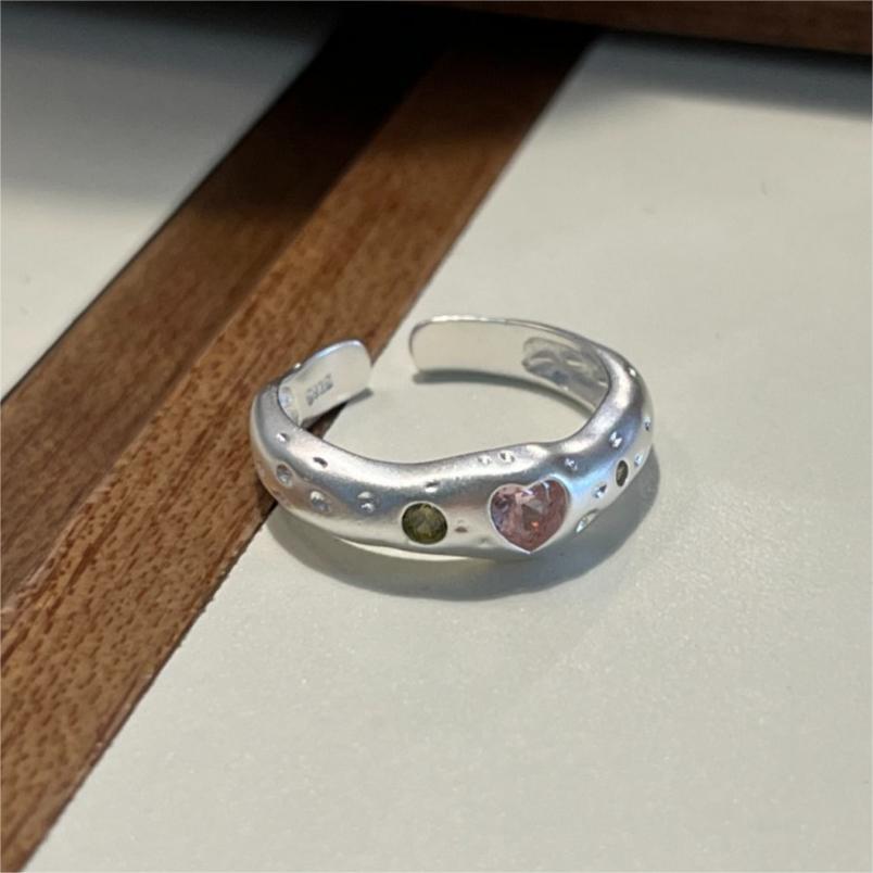 Anillo minimalista de corazón de plata de ley 925 mate con detalle de grano cuadrado biselado para mujer