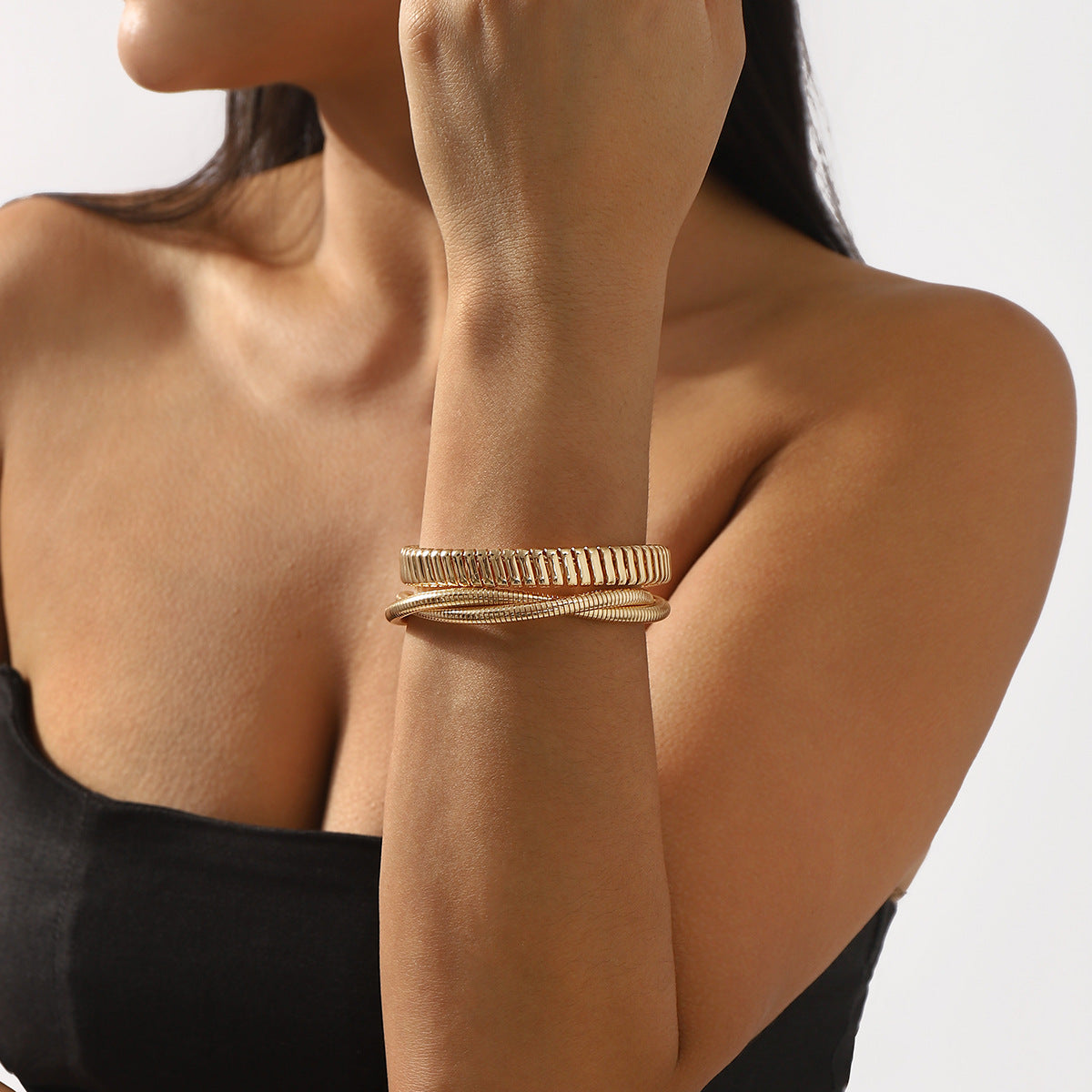 Bracciale Rigido Aperto Geometrico Minimalista con Finitura Metallica e Design a Molla in Ferro Placcato