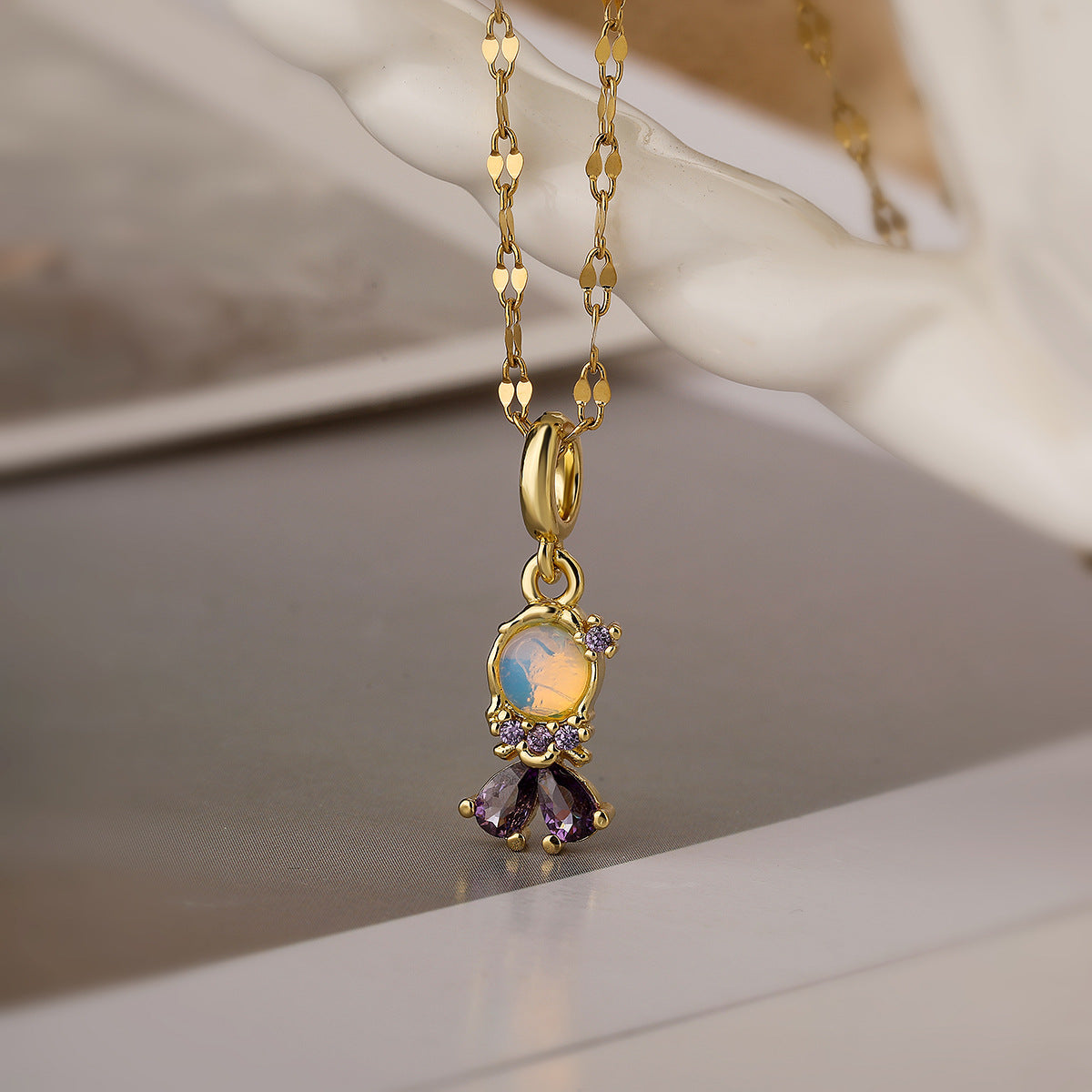 Collana girocollo con ciondolo a principessa in stile cartone animato geometrico minimalista per donna, base in rame placcato oro vero, con zirconi