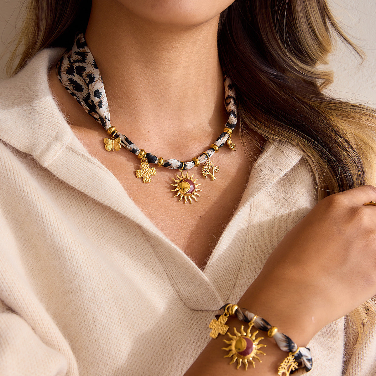 Collana con ciondolo geometrico in acciaio inossidabile da donna con ciondolo in acciaio al titanio e finitura placcata, accento stampa leopardata, abbigliamento da ufficio alla moda