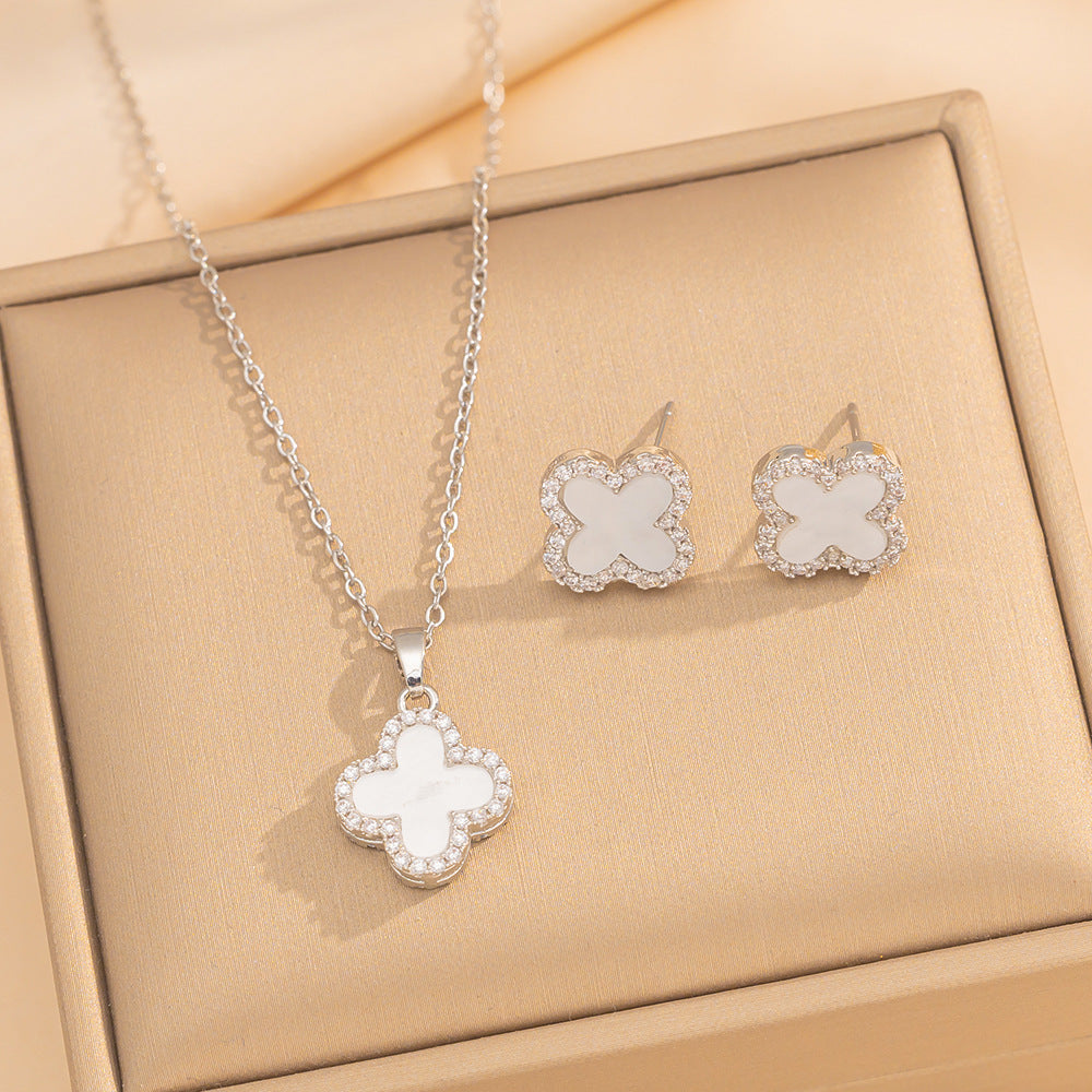 Luxury Minimalist Four-Leaf Clover Pendant Necklace for Women in Titanium Steel with Gold Plating and Rhinestone Inlay