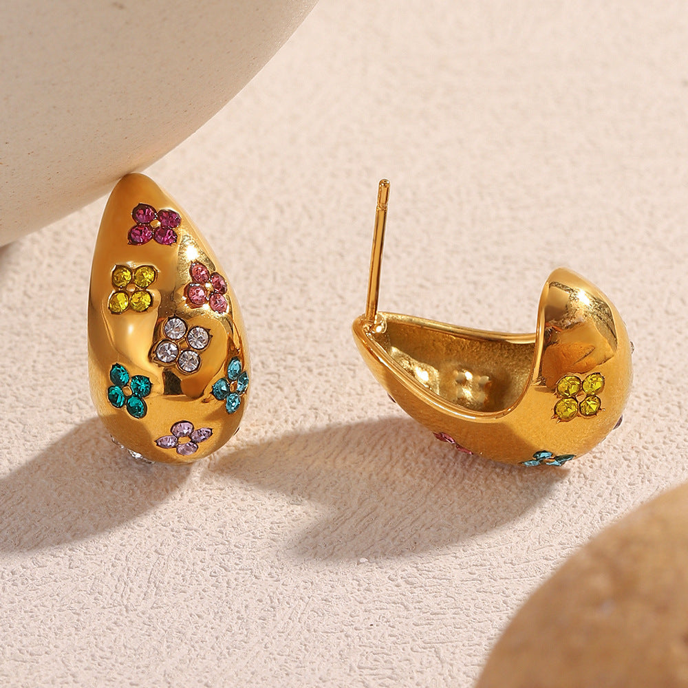 Orecchini a perno geometrici minimalisti alla moda in acciaio inossidabile con placcatura in oro 18 carati e design floreale cavo accentato con strass