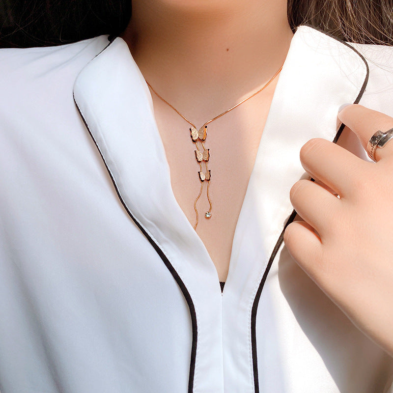 Collana con pendente a farfalla stile naturale in acciaio al titanio con finitura placcata su catena a serpente da donna