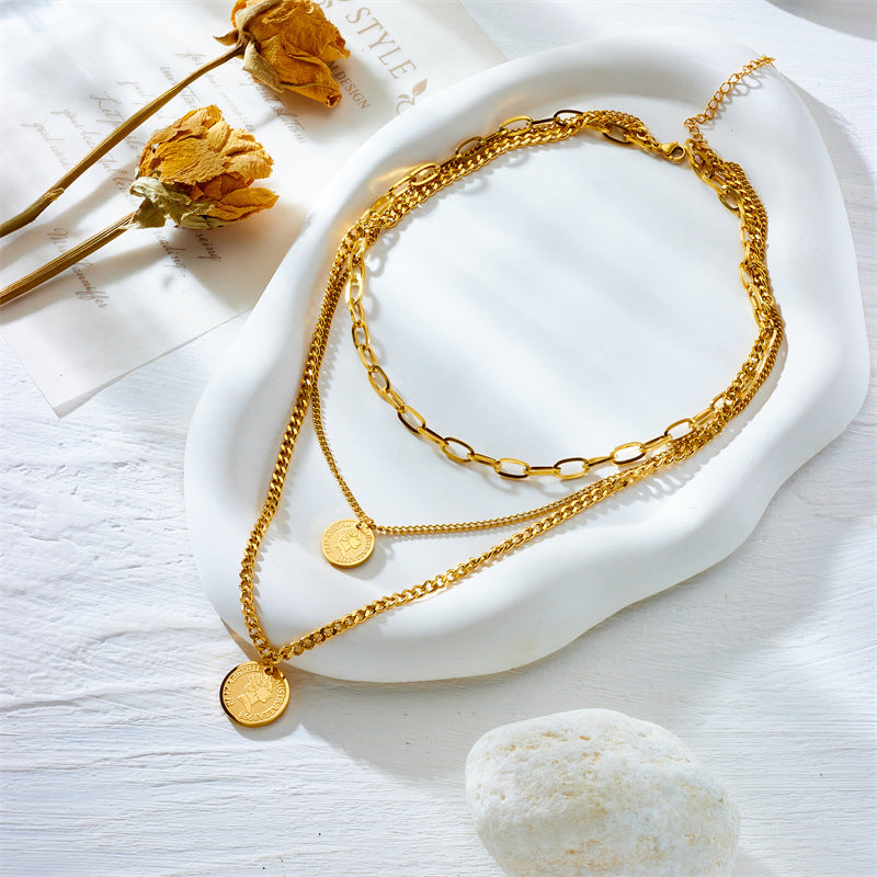 Collar de moda con colgante de moneda geométrica de acero de titanio y acabado chapado para mujer