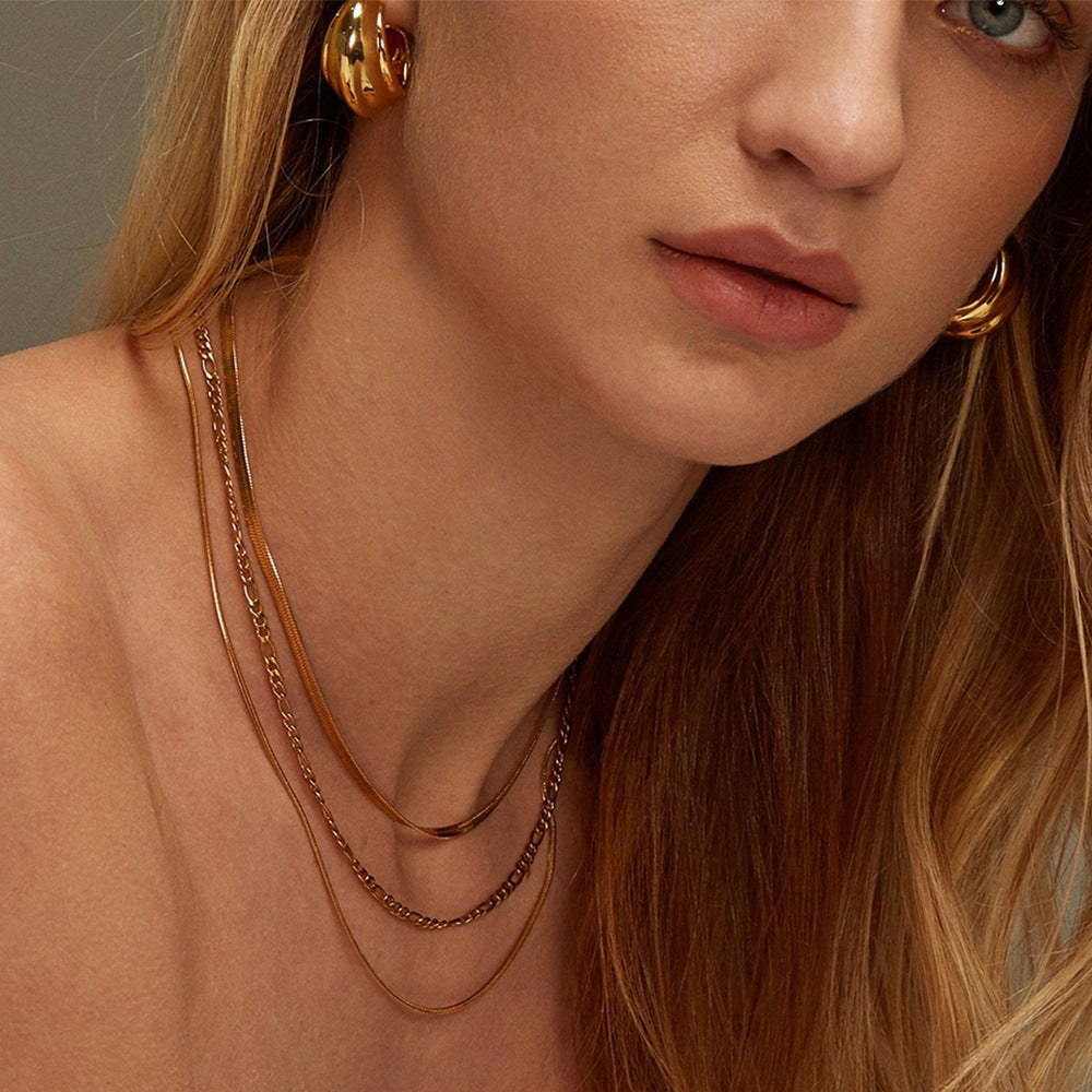 Collana stratificata geometrica in acciaio inossidabile con pendente in acciaio al titanio, elettroplaccata per un'eleganza resistente allo sbiadimento, catena minimalista alla clavicola alla moda per donna