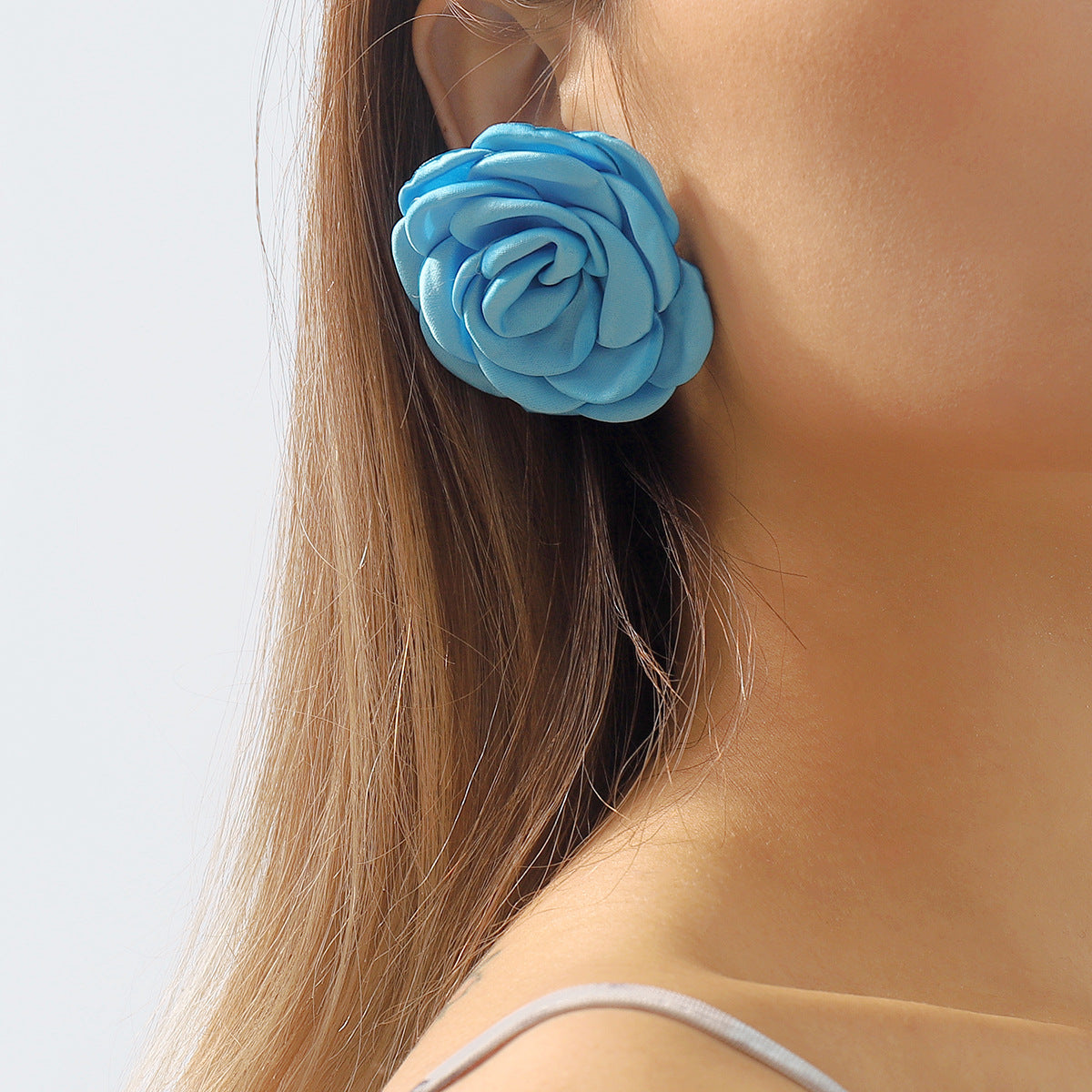 Collar de perlas con diseño de camelia chic para mujer, diseño floral y acabado artesanal en hierro y tela