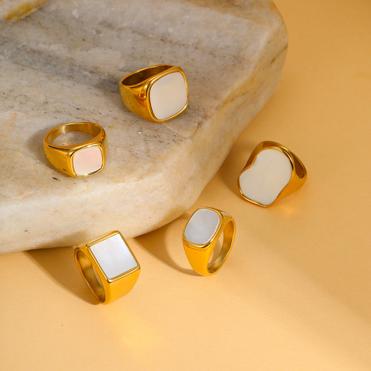 Anillo de Acero de Titanio con Nácar Geométrico Minimalista y Baño de Oro de 18K para Mujer