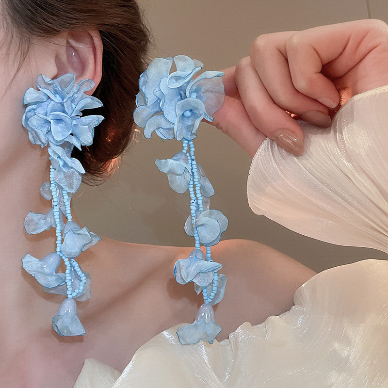 Orecchini floreali delicati con perni in argento, borchie in rame elettrolitico con nappe fluenti, estetica fresca e dolce per donna