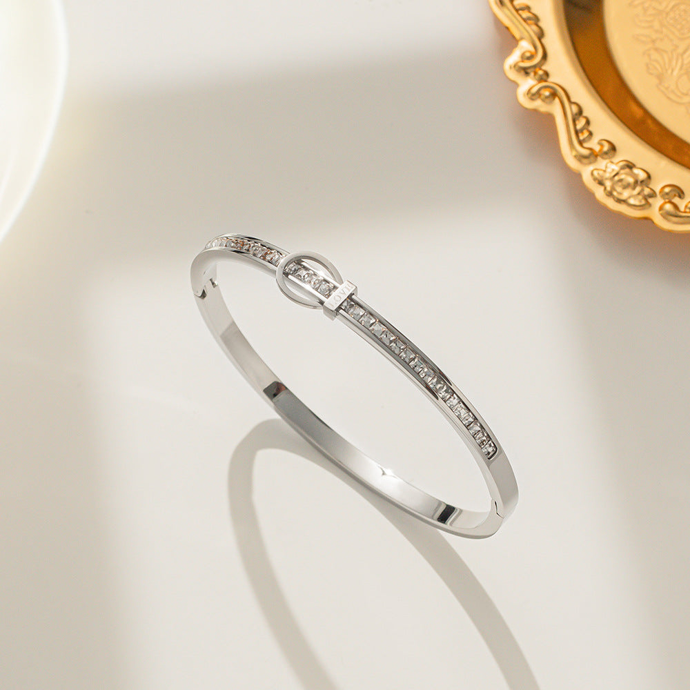 Pulsera Minimalista de Acero de Titanio con Cierre de Carta de Amor Galvanizada para una Retención Duradera del Color