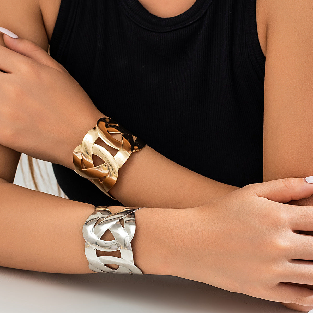 Bracciale a fascia aperta asimmetrico minimalista con design geometrico intagliato in metallo placcato