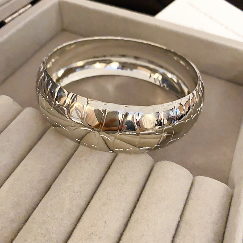 Pulsera de metal con patrón de cuadrícula geométrica de tono frío minimalista con acabado galvanizado para mujer