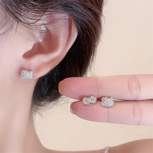 Pendientes Minimalistas de Resina en Forma de Lazo para Niñas con Incrustaciones de Perlas y Acentos de Circonia