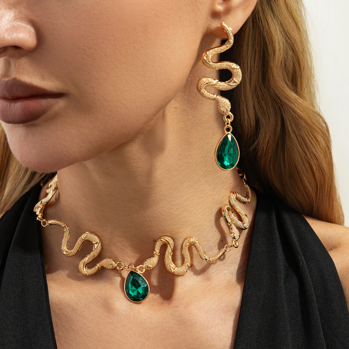 Luxury Minimalist Plated Iron Snake Shape Necklace with Gemstone Acrylic Pendant for Women